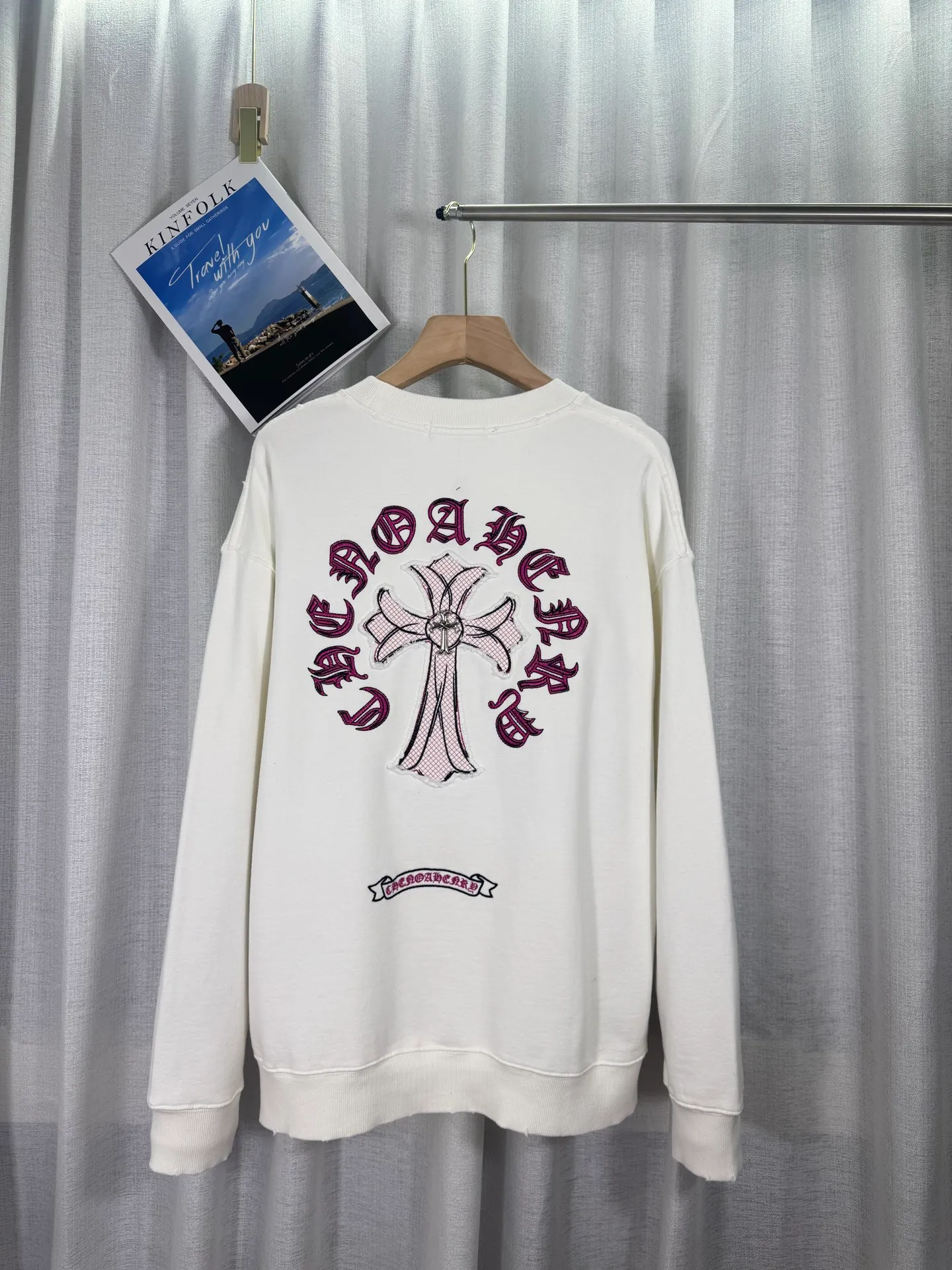 P260 top version, real shot without P, ​​different from market currency) 𝗖𝗵𝗿𝗼𝗺𝗲 𝗛𝗲𝗮𝗿𝘁𝘀/Cro Heart 2025 denim patch embroidery autumn and winter new original single counter American laser burnt 3D three-dimensional color embroidery couple casual sweatshirt 👑The highest version! Customized fabric 430g tripe terry fabric! American acid washed distressed original denim with burnt flowers ✟appliqué embroidery and exquisite embroidery of letters! The best-selling model in the counter, very comfortable to wear. Accessories: original molded and authenticated collar label➕100% silk wash label. Genuine purchase-grade original hangtag➕matching hanging rope➕3D hanging beads➕original packaging bag. Craftsmanship: The original version has consistent wiring! The highest version of the armhole matching technique! Color: White Black Size: S M L XL Style No.: 9330
